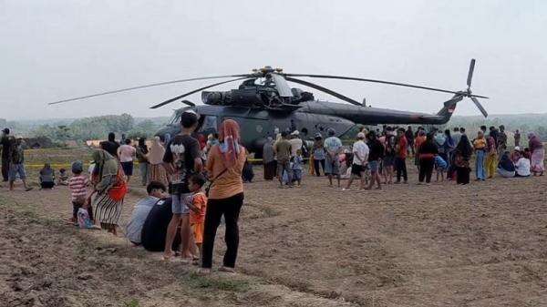 Mendarat Darurat di Sawah Blora, Helikopter TNI AD Ramai Dikerumuni Warga Mendarat Darurat di Sawah Blora, Helikopter TNI AD Ramai Dikerumuni Warga