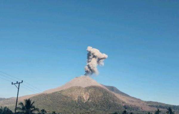 Gunung Lewotobi Laki-Laki Erupsi, Muntahkan Abu Vulkanik 800 Meter Gunung Lewotobi Laki-Laki Erupsi, Muntahkan Abu Vulkanik 800 Meter