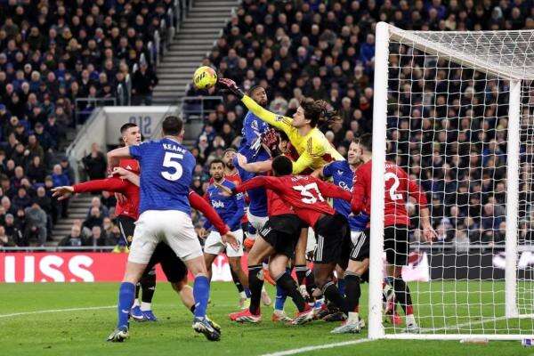 Liga Inggris Berlakukan Aturan Baru: Pemain Wajib Keluar Lapangan jika Kiper Cedera! Liga Inggris Berlakukan Aturan Baru: Pemain Wajib Keluar Lapangan jika Kiper Cedera!