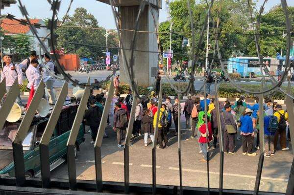 Massa kembali Demo di Depan Kejagung, Tuntut Eks Jampidsus Febrie Adriansyah Ditahan Massa kembali Demo di Depan Kejagung, Tuntut Eks Jampidsus Febrie Adriansyah Ditahan