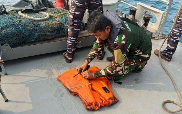 Kronologi dan Penampakan Life Jacket yang Ditemukan saat Pencarian Jurnalis Hilang di Selat Sunda Kronologi dan Penampakan Life Jacket yang Ditemukan saat Pencarian Jurnalis Hilang di Selat Sunda