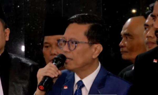 Relawan Bersyukur Gugatan Ijazah Gibran Tak Dapat Diterima MK Relawan Bersyukur Gugatan Ijazah Gibran Tak Dapat Diterima MK