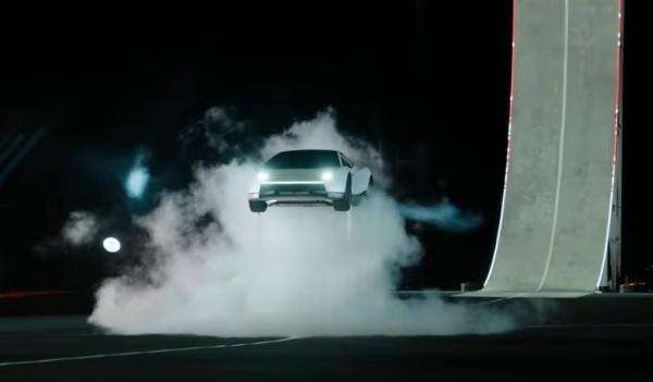 Mobil Listrik Tesla Roadster Bisa Terbang, Akselerasi 0-96 Km/Jam Hanya 0,81 Detik Mobil Listrik Tesla Roadster Bisa Terbang, Akselerasi 0-96 Km/Jam Hanya 0,81 Detik
