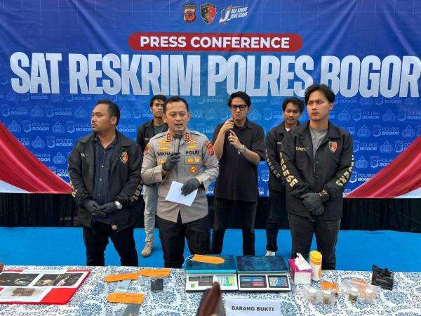 Polres Bogor Bongkar Sindikat Merkuri Ilegal, 4 Orang Ditangkap Polres Bogor Bongkar Sindikat Merkuri Ilegal, 4 Orang Ditangkap