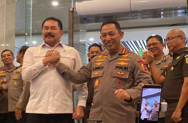 Anggap Kapolri Sahabat, Jaksa Agung: Jangan Berpikir Kami Ini Rival! Anggap Kapolri Sahabat, Jaksa Agung: Jangan Berpikir Kami Ini Rival!