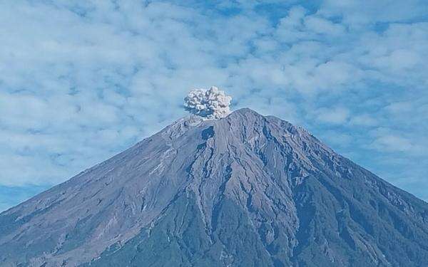 Gunung Semeru 32 Kali Erupsi dalam Enam Jam, Status Siaga Level III Gunung Semeru 32 Kali Erupsi dalam Enam Jam, Status Siaga Level III