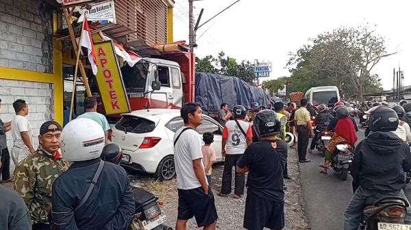 Rem Blong, Truk Tabrak 2 Mobil dan 2 Motor di Magelang Rem Blong, Truk Tabrak 2 Mobil dan 2 Motor di Magelang