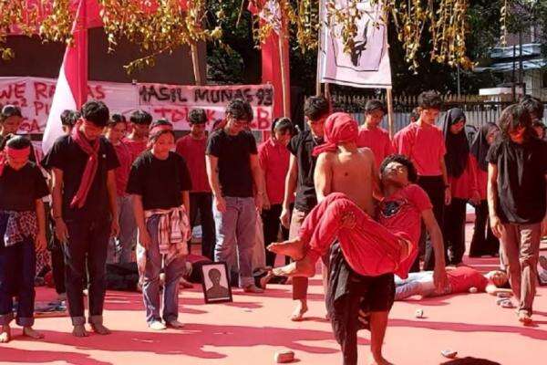 30 Tahun Kudatuli, PDIP Pentaskan Ulang Tragedi Berdarah Penyerbuan Kantor PDI 30 Tahun Kudatuli, PDIP Pentaskan Ulang Tragedi Berdarah Penyerbuan Kantor PDI