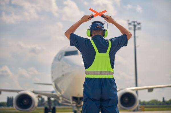 Berapa Gaji Tukang Parkir Pesawat (Marshaller) di Indonesia? Ini Kisarannya Berapa Gaji Tukang Parkir Pesawat (Marshaller) di Indonesia? Ini Kisarannya