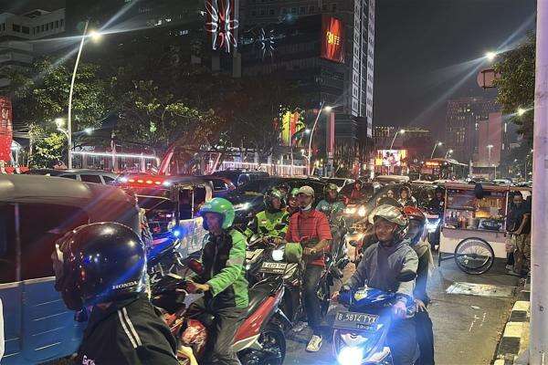 Pesta Rakyat HUT ke-81 RI di Jakarta, Arus Lalin di Kawasan Monas Macet Pesta Rakyat HUT ke-81 RI di Jakarta, Arus Lalin di Kawasan Monas Macet