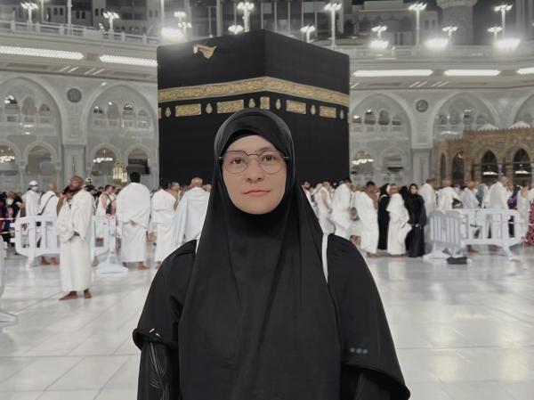 Mita The Virgin Umrah, Pakai Hijab Bikin Netizen Terharu Mita The Virgin Umrah, Pakai Hijab Bikin Netizen Terharu