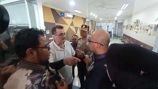 Diduga Sekap Belasan Karyawan, Restoran di Sidoarjo Digerebek Petugas Gabungan Diduga Sekap Belasan Karyawan, Restoran di Sidoarjo Digerebek Petugas Gabungan