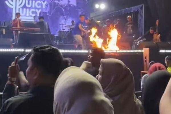 Panggung Juicy Luicy Terbakar Saat Tampil di Highland Fest 2026 Panggung Juicy Luicy Terbakar Saat Tampil di Highland Fest 2026