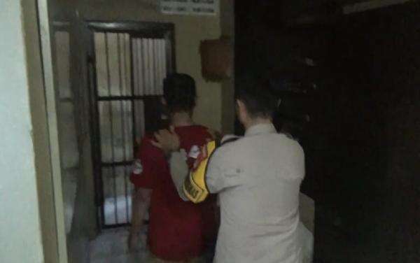 Tak Terima Kopi Diludahi, Satpam Kantor KPU Wajo Tebas Staf Pakai Badik Tak Terima Kopi Diludahi, Satpam Kantor KPU Wajo Tebas Staf Pakai Badik