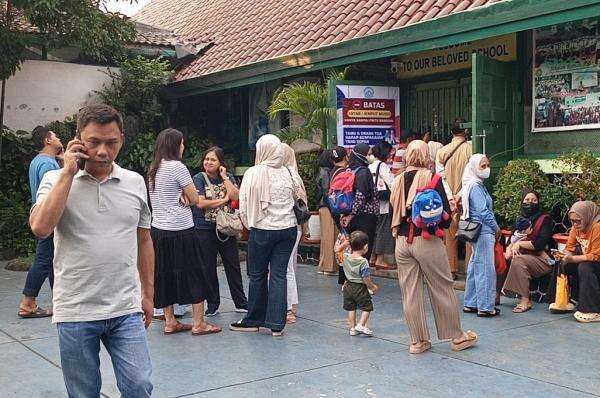 Hari Pertama Sekolah, SDN Menteng 01 Dipadati Orang Tua Dampingi Anak Ikuti MPLS Hari Pertama Sekolah, SDN Menteng 01 Dipadati Orang Tua Dampingi Anak Ikuti MPLS