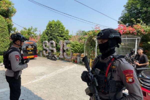Polisi Kantongi Identitas Pelaku Teror Bom di SDN Srengseng Sawah 15 Polisi Kantongi Identitas Pelaku Teror Bom di SDN Srengseng Sawah 15