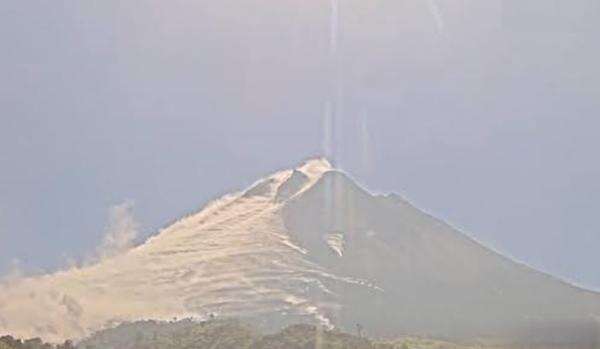 Gunung Merapi Luncurkan Awan Panas Guguran hingga 2 Km Mengarah ke Kali Sat Gunung Merapi Luncurkan Awan Panas Guguran hingga 2 Km Mengarah ke Kali Sat