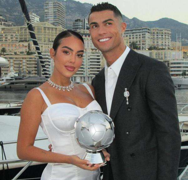 Kisah Cinta Cristiano Ronaldo dengan Georgina: Berawal dari Toko hingga Akhirnya Menikah Usai 10 Tahun Bersama Kisah Cinta Cristiano Ronaldo dengan Georgina: Berawal dari Toko hingga Akhirnya Menikah Usai 10 Tahun Bersama