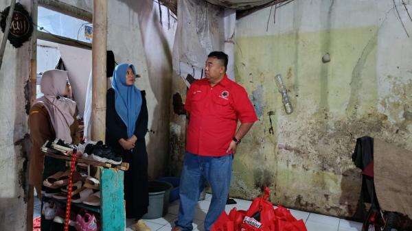Anggota DPRD Garut Tengok 2 Warga Yang Tinggal di Rumah Tidak Layak Huni Anggota DPRD Garut Tengok 2 Warga Yang Tinggal di Rumah Tidak Layak Huni