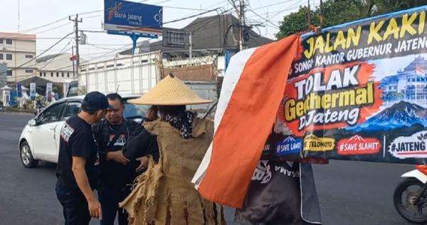 Ratusan Warga Demo di Kantor Bupati Semarang, Tolak Pengeboran Geothermal Ungaran Ratusan Warga Demo di Kantor Bupati Semarang, Tolak Pengeboran Geothermal Ungaran