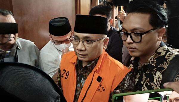 Gus Yaqut Disambut Lantunan Shalawat Asyghil saat Masuk Ruang Sidang Gus Yaqut Disambut Lantunan Shalawat Asyghil saat Masuk Ruang Sidang
