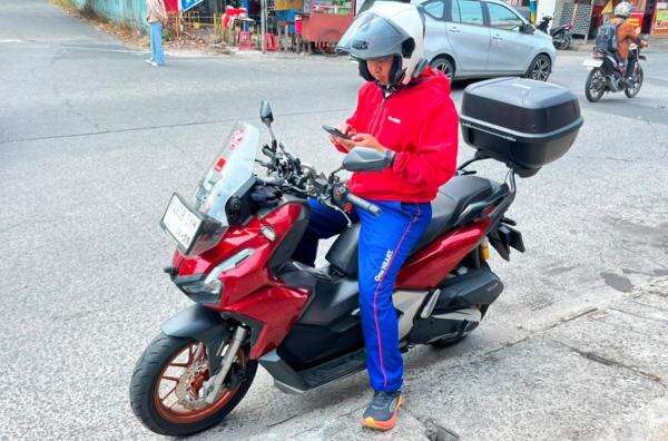 Kebiasaan Main HP saat Mengendarai Motor Membahayakan! Ini Harus Diperhatikan Kebiasaan Main HP saat Mengendarai Motor Membahayakan! Ini Harus Diperhatikan