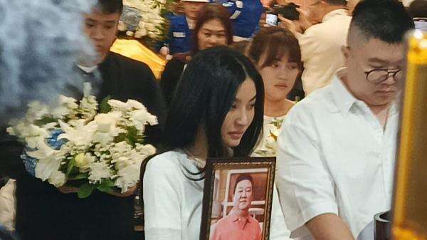 Sarwendah Ungkap Pesan Haru di Momen Satu Tahun Kepergian Sang Ayah: Sosok Tak Tergantikan Sarwendah Ungkap Pesan Haru di Momen Satu Tahun Kepergian Sang Ayah: Sosok Tak Tergantikan