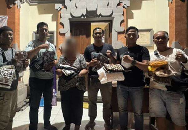 Viral Aksi Licik Emak-Emak Gasak Pakaian Adat Bali di Gianyar, Toko Rugi Jutaan Rupiah Viral Aksi Licik Emak-Emak Gasak Pakaian Adat Bali di Gianyar, Toko Rugi Jutaan Rupiah