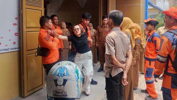 ASN Tewas Ditikam di Depan Masjid di OKI, Istri Korban Ditangkap ASN Tewas Ditikam di Depan Masjid di OKI, Istri Korban Ditangkap
