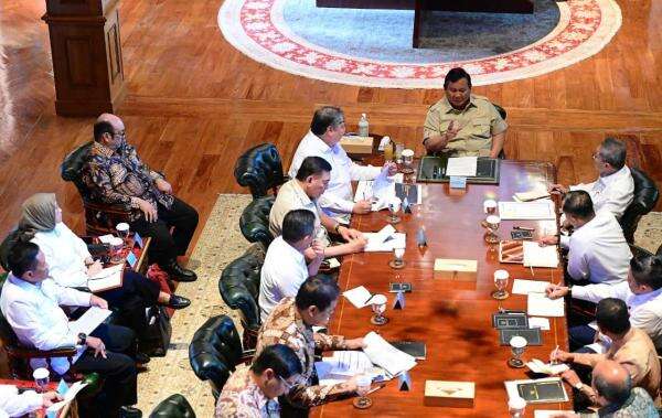 Prabowo Kumpulkan Menteri di Hambalang, Bahas Harga BBM Khusus untuk Nelayan Prabowo Kumpulkan Menteri di Hambalang, Bahas Harga BBM Khusus untuk Nelayan