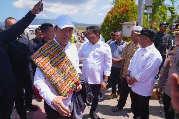 Jokowi Tiba di Maumere, Temui Warga Terdampak Gempa M7,7 NTT Jokowi Tiba di Maumere, Temui Warga Terdampak Gempa M7,7 NTT