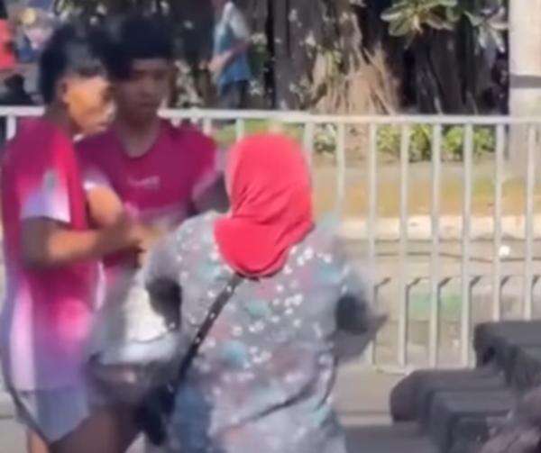 Viral! Ibu-Ibu Rebutan Hadiah Doorprize Sampai Tarik-tarikan dengan 2 Pemuda, Netizen: Isinya Apaan Sih Emang? Viral! Ibu-Ibu Rebutan Hadiah Doorprize Sampai Tarik-tarikan dengan 2 Pemuda, Netizen: Isinya Apaan Sih Emang?