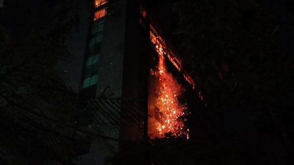 Kebakaran Gedung Bapenda DKI Jakarta, 200 Personel Damkar Berjibaku Padamkan Api Kebakaran Gedung Bapenda DKI Jakarta, 200 Personel Damkar Berjibaku Padamkan Api