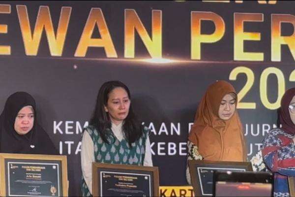 Dewan Pers Berikan Penghargaan-Tali Asih untuk 5 Istri Jurnalis yang Hilang di Perairan Gunung Anak Krakatau Dewan Pers Berikan Penghargaan-Tali Asih untuk 5 Istri Jurnalis yang Hilang di Perairan Gunung Anak Krakatau
