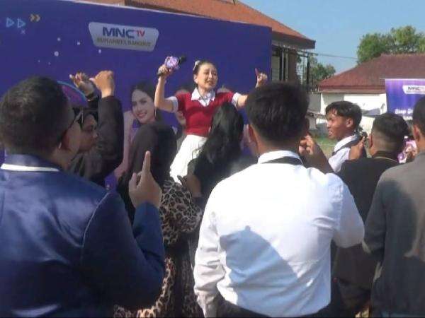 Cari Bintang Dangdut Baru, Audisi DMD Panggung Rezeki MNCTV di Mojokerto Ramai Peserta Cari Bintang Dangdut Baru, Audisi DMD Panggung Rezeki MNCTV di Mojokerto Ramai Peserta