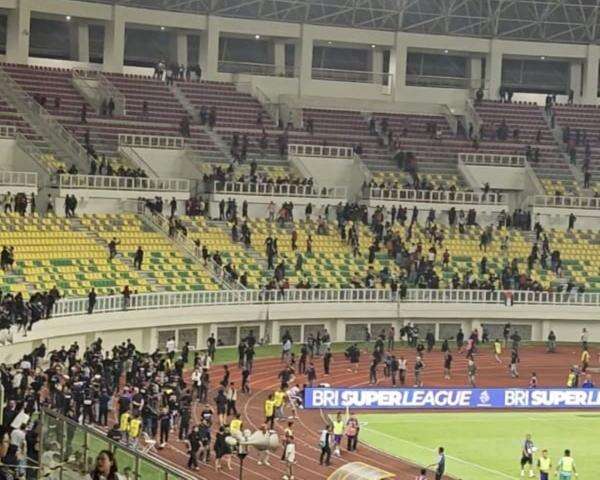 Kronologi Kerusuhan Suporter di Laga Persita Tangerang vs Persija Jakarta Kronologi Kerusuhan Suporter di Laga Persita Tangerang vs Persija Jakarta