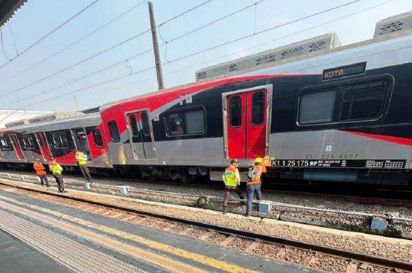 Penampakan KRL Anjlok di Stasiun Jakarta Kota, Penumpang Dievakuasi Penampakan KRL Anjlok di Stasiun Jakarta Kota, Penumpang Dievakuasi