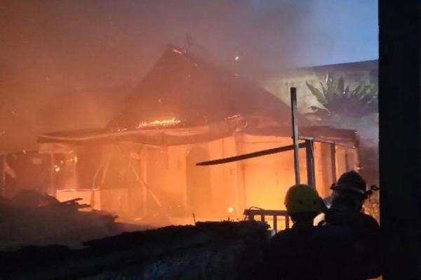 Suami Bakar Rumah Mertua usai Emosi kepada Istri, Api Hanguskan 11 Bangunan Suami Bakar Rumah Mertua usai Emosi kepada Istri, Api Hanguskan 11 Bangunan