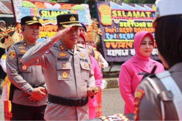 AKBP AH Hudi Arif Resmi Jabat Kapolres Tanggamus, Disambut Tradisi Pedang Pora AKBP AH Hudi Arif Resmi Jabat Kapolres Tanggamus, Disambut Tradisi Pedang Pora