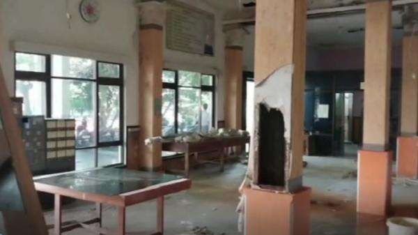 Gedung SMAN 1 Purwokerto Rusak Parah, Atap Ambruk hingga Tembok Retak Gedung SMAN 1 Purwokerto Rusak Parah, Atap Ambruk hingga Tembok Retak