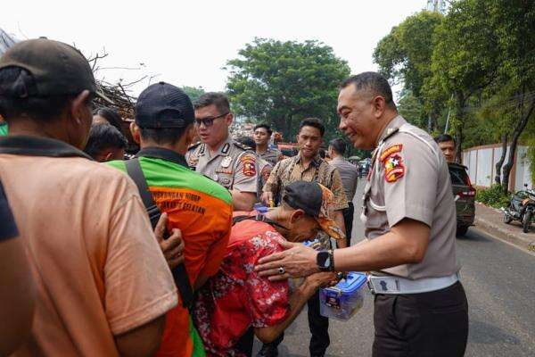 Gelar Jumat Sedekah, Korlantas Polri Bagikan Sembako di TPS Rawajati Pengadegan Gelar Jumat Sedekah, Korlantas Polri Bagikan Sembako di TPS Rawajati Pengadegan
