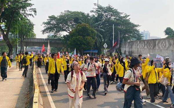 Massa Mahasiswa Longmarch dari Simpang Susun Semanggi ke Bundaran HI Massa Mahasiswa Longmarch dari Simpang Susun Semanggi ke Bundaran HI