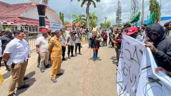 Demo Aliansi Pemuda Peduli Lingkungan di Merauke, Tolak Pembakaran Burung Cenderawasih Demo Aliansi Pemuda Peduli Lingkungan di Merauke, Tolak Pembakaran Burung Cenderawasih
