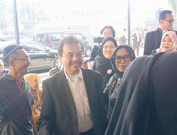 Pakai Jas Hitam, Roy Suryo Kembali Jalani Sidang Praperadilan di PN Jaksel Pakai Jas Hitam, Roy Suryo Kembali Jalani Sidang Praperadilan di PN Jaksel