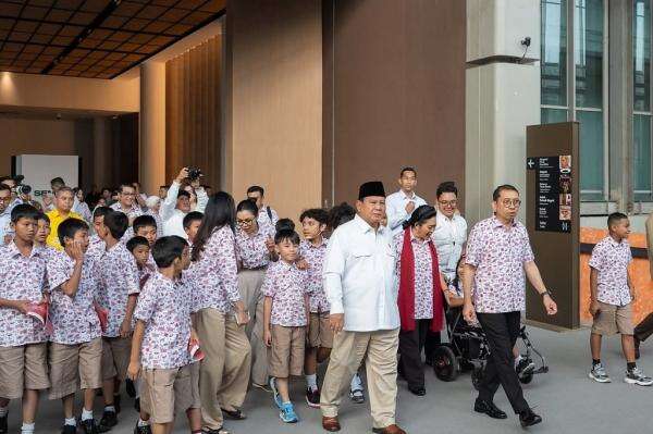 Momen Presiden Prabowo Keliling Museum Nasional Bersama Pelajar, Didampingi Fadli Zon Momen Presiden Prabowo Keliling Museum Nasional Bersama Pelajar, Didampingi Fadli Zon