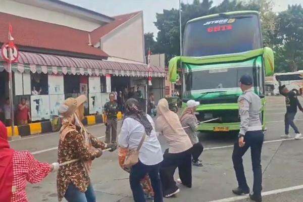 Unik! Penumpang Perempuan Lomba Tarik Bus AKAP Seberat 20 Ton di Terminal Kalideres Unik! Penumpang Perempuan Lomba Tarik Bus AKAP Seberat 20 Ton di Terminal Kalideres