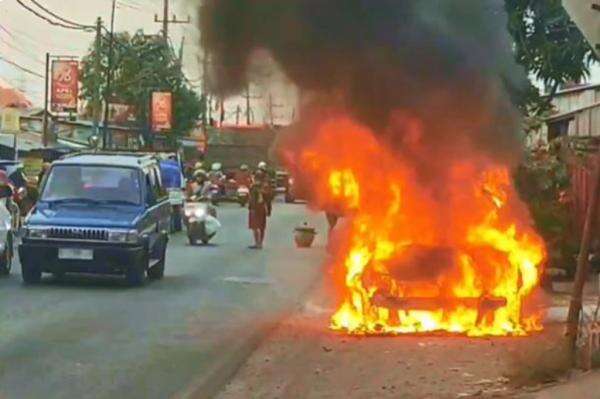 Diduga Korsleting Listrik, Mobil Terbakar di Jalanan Gresik Picu Kemacetan Diduga Korsleting Listrik, Mobil Terbakar di Jalanan Gresik Picu Kemacetan