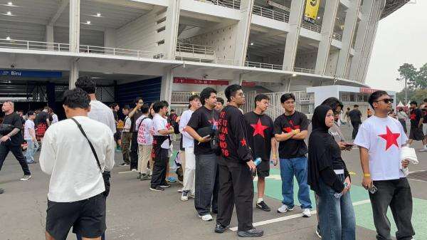 Suasana GBK Jelang Konser Kanye West: Ribuan Penggemar Antusias, Antrean Foto Booth Mengular Suasana GBK Jelang Konser Kanye West: Ribuan Penggemar Antusias, Antrean Foto Booth Mengular