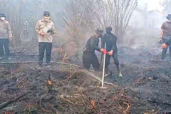 Bubuk Singkong Jadi Senjata Baru Polda Kalteng Padamkan Karhutla di Lahan Gambut Bubuk Singkong Jadi Senjata Baru Polda Kalteng Padamkan Karhutla di Lahan Gambut