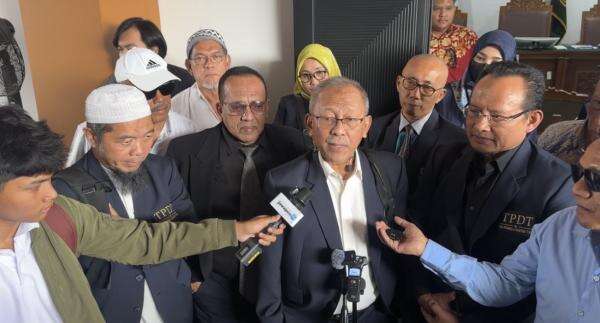 Pengacara Dokter Tifa Klaim Tak Ada Perintah Hakim untuk Perbaiki Dakwaan Pengacara Dokter Tifa Klaim Tak Ada Perintah Hakim untuk Perbaiki Dakwaan